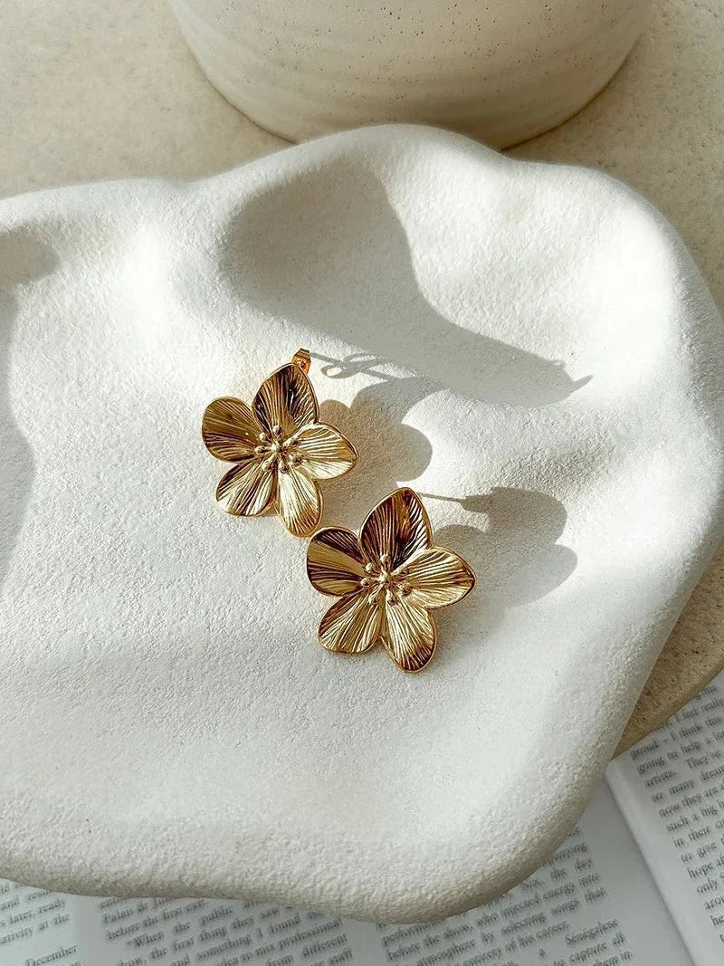 PENDIENTES FLORALES CON BAÑO DE ORO