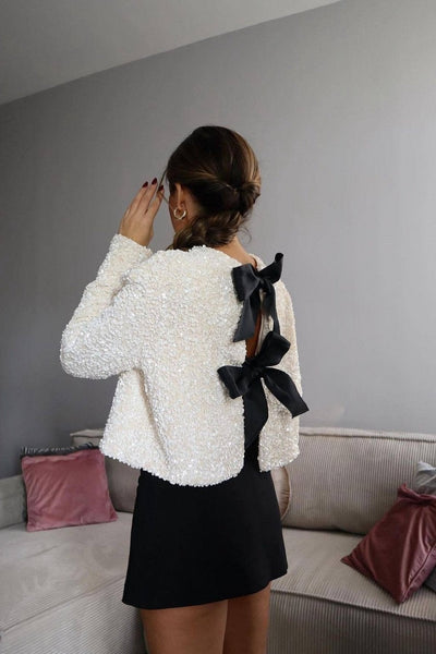 Noria™ | Blusa moderna y chic con acentos de lazo